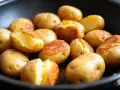 Pommes de terre dorées et tendres, prêtes à être dégustées, parfaites pour une recette Cookeo facile et savoureuse.