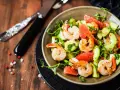 Salade avocat crevette fraîche et colorée, garnie de pamplemousse et de pousses vertes. Un délice léger.