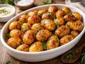Pommes de terre grenaille dorées et croustillantes, préparées à l'airfryer, garnies d'herbes fraîches.