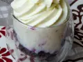 Délicieuse mousse chocolat blanc aérienne, parsemée de fruits rouges, servie dans un verre.
