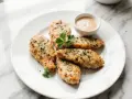 Aiguillettes de poulet dorées et assaisonnées, servies avec une sauce crémeuse. Une recette simple et savoureuse.