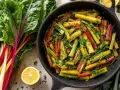 Blettes colorées cuisinées à la poêle, parsemées de persil. Une recette simple et savoureuse pour sublimer ce légume.