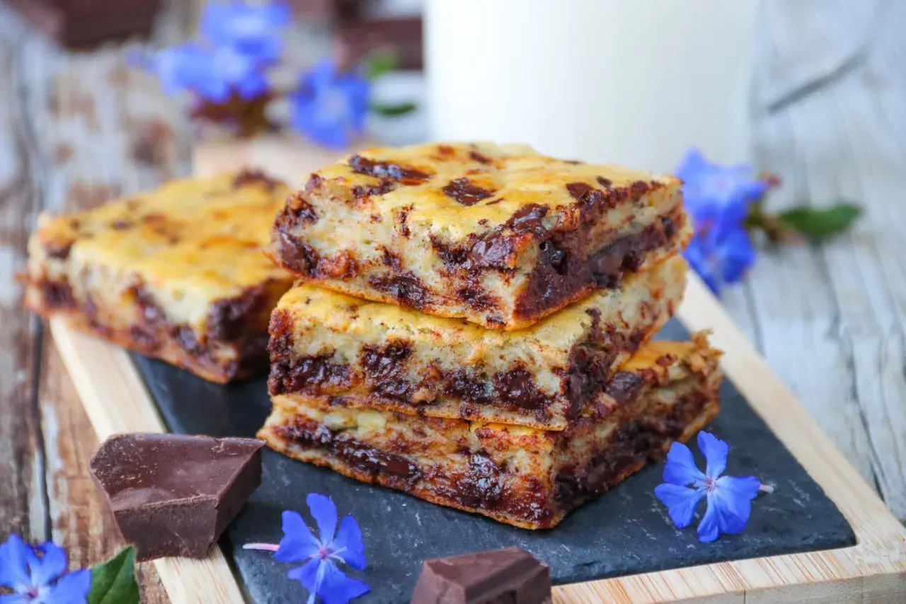 Délicieux gâteau banane chocolat, garni de pépites fondantes et de morceaux de chocolat noir. Parfait pour un goûter gourmand.