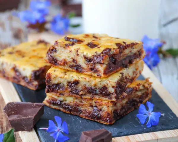 Délicieux gâteau banane chocolat, garni de pépites fondantes et de morceaux de chocolat noir. Parfait pour un goûter gourmand.