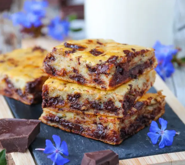 Délicieux gâteau banane chocolat, garni de pépites fondantes et de morceaux de chocolat noir. Parfait pour un goûter gourmand.