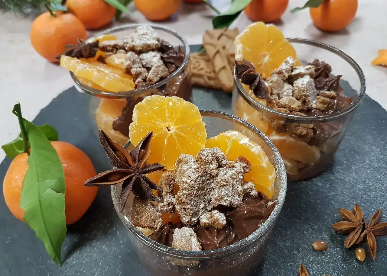 Trois verrines de mousse au chocolat, garnies de quartiers de clémentine, crumble et anis étoilé. Un délice !