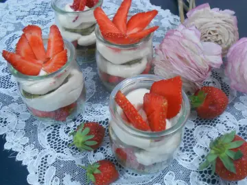 Délicieux tiramisu fraise en verrines, garni de fruits frais et de crème onctueuse. Une recette parfaite pour le dessert.