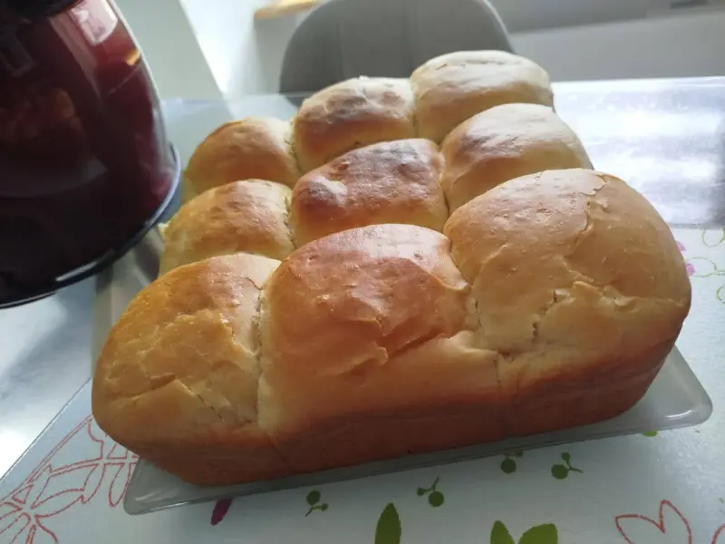 Délicieux pain brioché doré, parfait pour une recette brioche facile. Il est prêt à être dégusté.