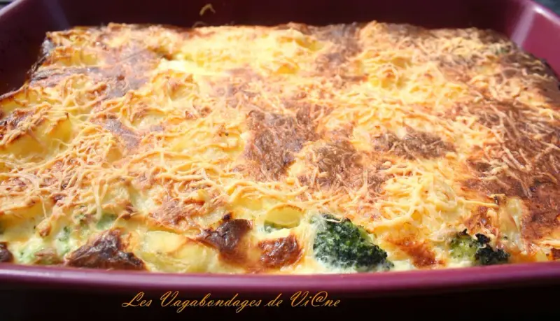 Un gratin brocolis pomme de terre doré et gratiné, prêt à être dégusté.